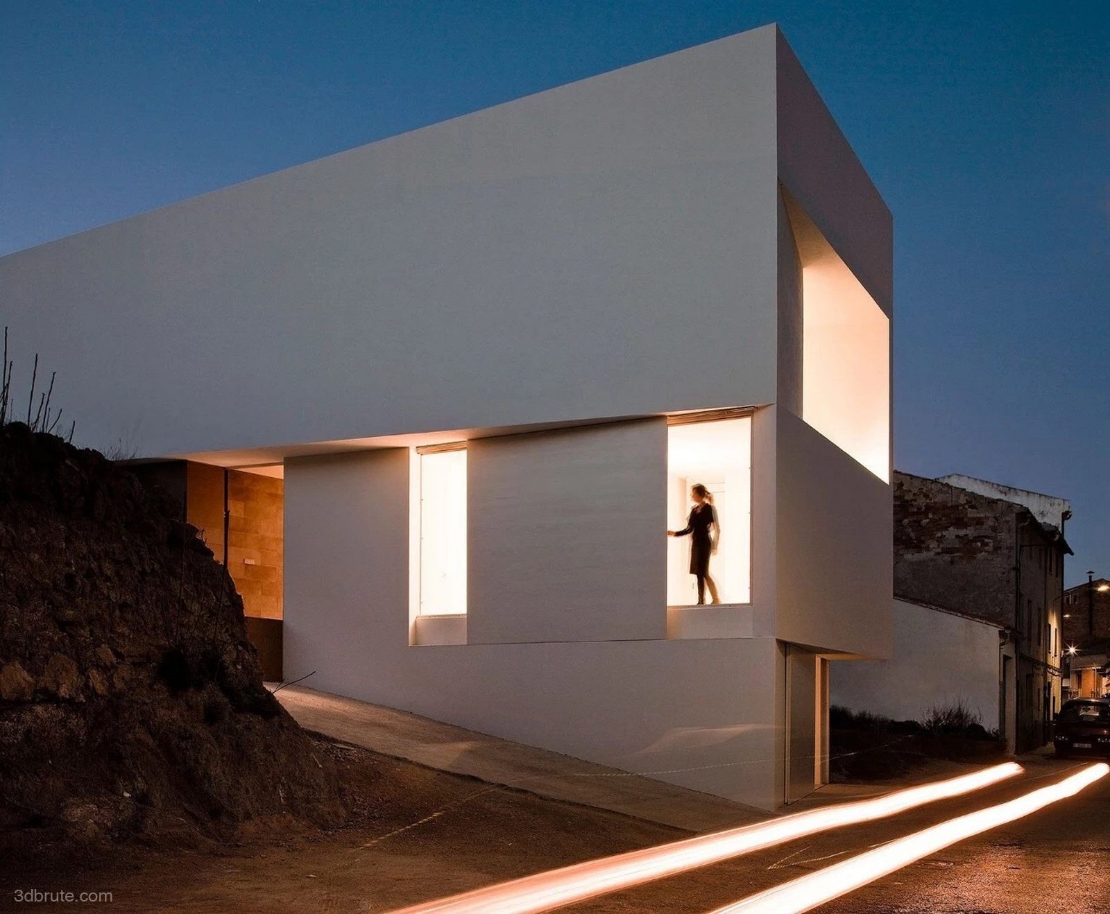 White villa in rough environment-interpretation of the unique spatial texture